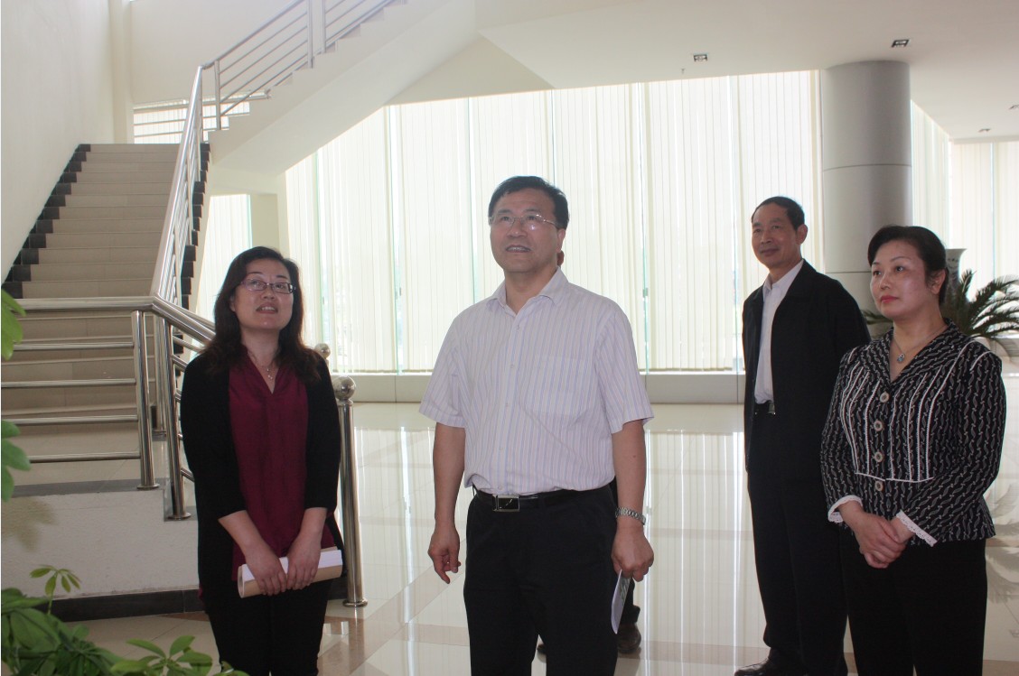 武汉生物技术研究院院长邓子新、莫市长和市科技局等领导的陪同下莅临我公司调研指导工作